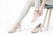 女人脚踝疼痛女性人物高跟鞋背景素材