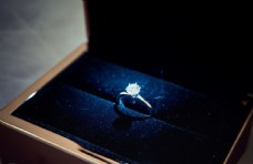 钻戒钻石盒子礼物婚礼背景素材