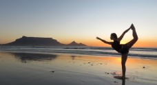 瑜伽女性沙滩练瑜伽的女性
