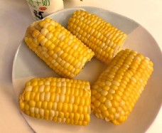 摆盘煮玉米