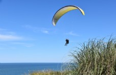 大自然蓝色的大海滑翔伞