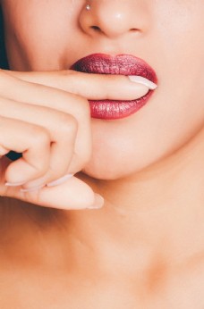 嘴唇素材人物女性嘴唇手指背景素材