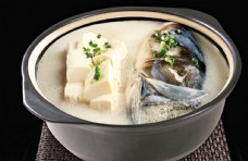 健康饮食沙煲鱼头豆腐汤