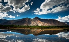蓝天白云草地西藏风景