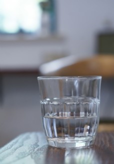 桌子上的透明水杯
