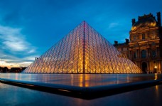 玻璃建筑玻璃金字塔法国卢浮宫建筑图片