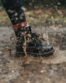 
                    泥土泥泞靴子自然素材图片
