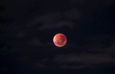 
                    红月亮图片
