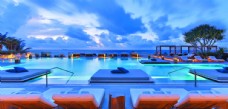 天台泳池迷人夜景海天一色图图片